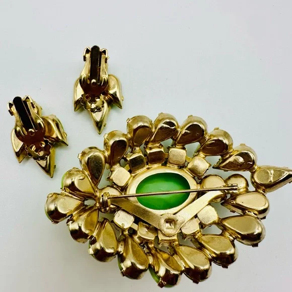 Elegant Vintage Juliana D&E Green and Gold Brooch and Earring Set - Picture 5 of 8
